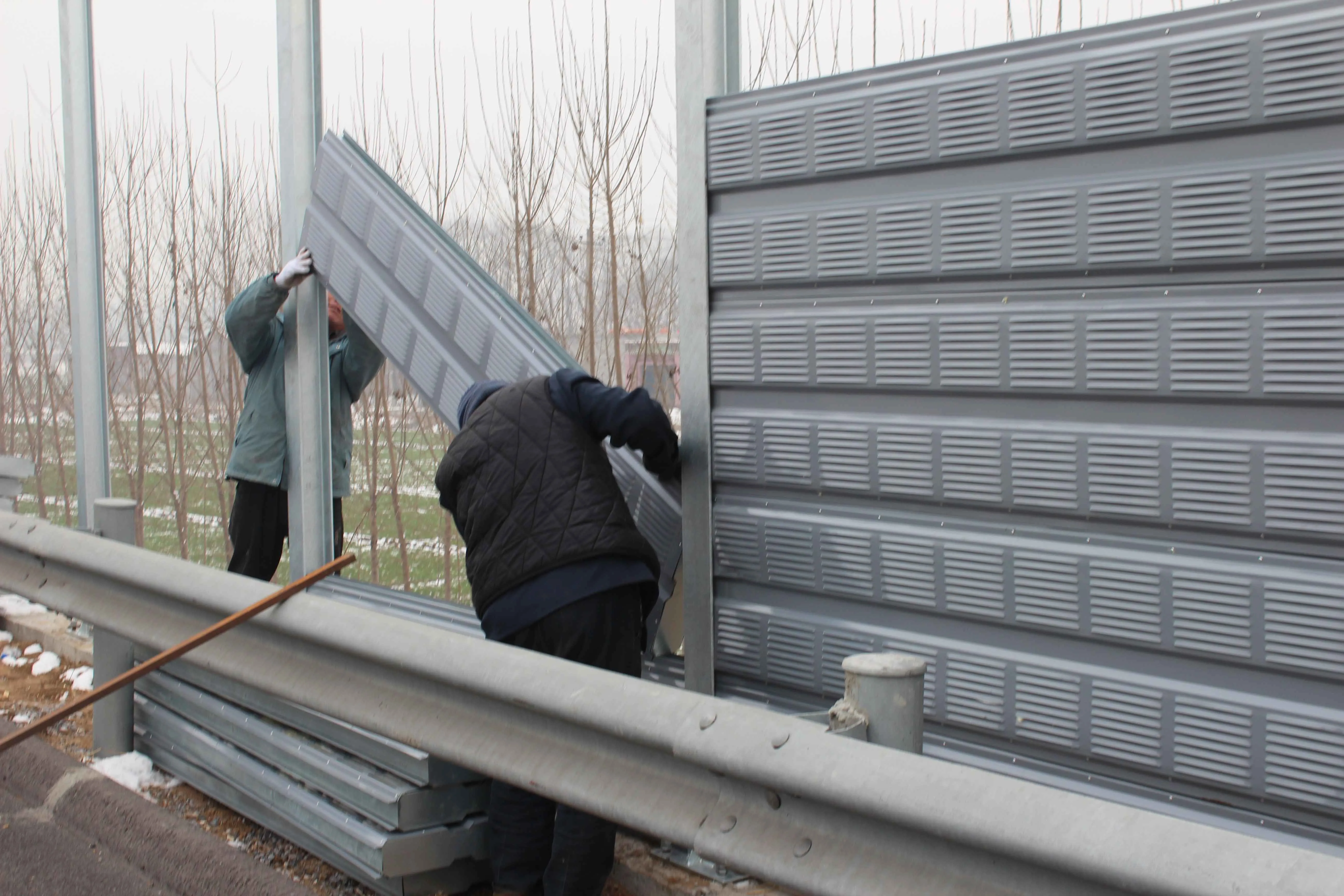 What Issues Should Be Considered When Installing Highway Noise Barriers?